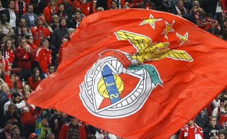 Bandeira do Benfica exibida pelos adeptos na Luz