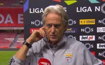 Jorge Jesus não gostou do volume alto das colunas do Estádio da Luz durante uma flash interview