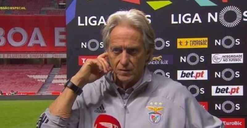 Jorge Jesus não gostou do volume alto das colunas do Estádio da Luz durante uma flash interview