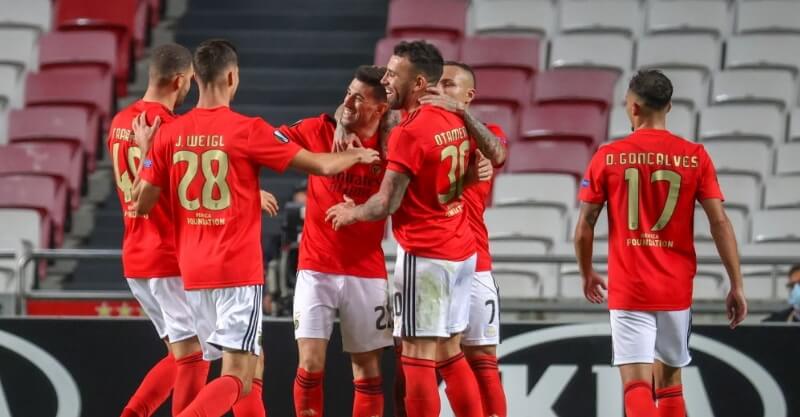Jogadores do Benfica celebram golo ao Standard de Liége