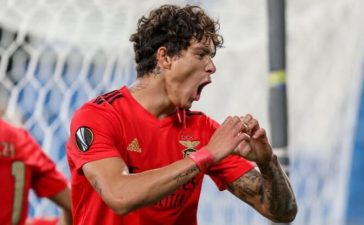 Darwin Nuñez festeja golo do Benfica ao Lech Poznan