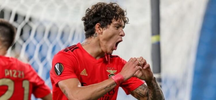 Darwin Nuñez festeja golo do Benfica ao Lech Poznan
