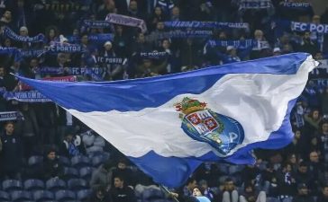 Adeptos do FC Porto erguem a bandeira do clube