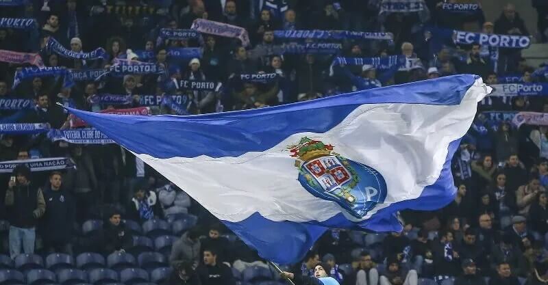 Adeptos do FC Porto erguem a bandeira do clube
