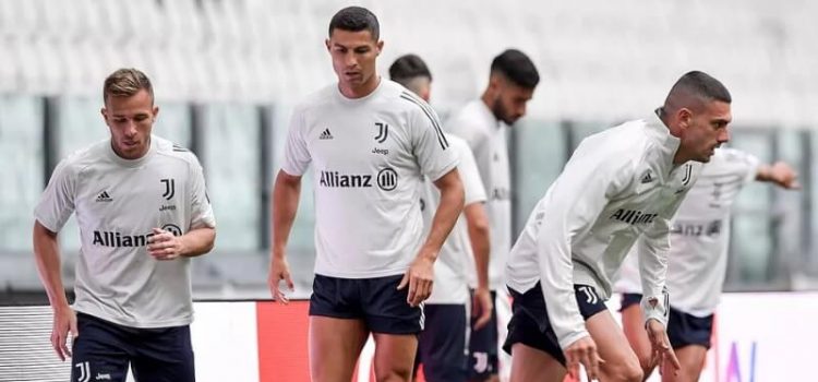 Cristiano Ronaldo no treino da Juventus com os restantes colegas de equipa