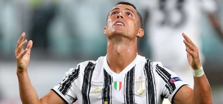 Cristiano Ronaldo levanta os braços aos céus