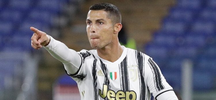 Cristiano Ronaldo aponta para colega que o assistiu para golo na Juventus