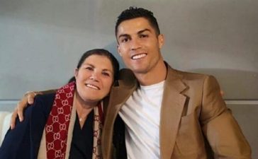 Cristiano Ronaldo posa ao lado da mãe Dolores Aveiro