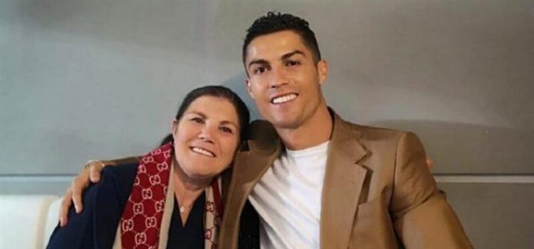Cristiano Ronaldo posa ao lado da mãe Dolores Aveiro
