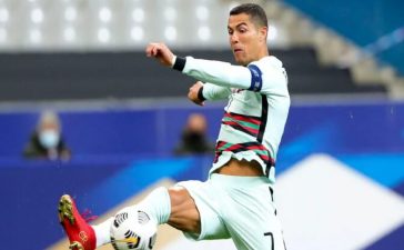 Cristiano Ronaldo na disputa de uma bola no França-Portugal