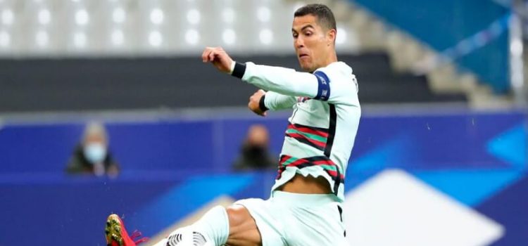 Cristiano Ronaldo na disputa de uma bola no França-Portugal
