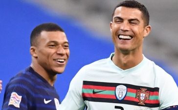 Cristiano Ronaldo e Kylian Mbappé em amena cavaqueira no França-Portugal: Liga das Nações