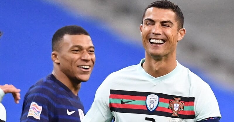 Cristiano Ronaldo e Kylian Mbappé em amena cavaqueira no França-Portugal: Liga das Nações