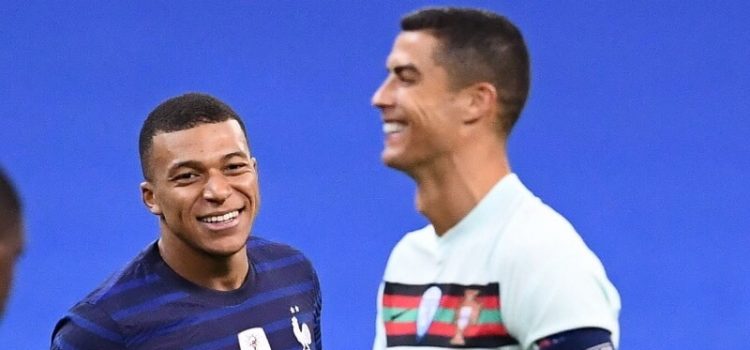 Cristiano Ronaldo e Kylian Mbappé no intervalo do França-Portugal: Liga das Nações