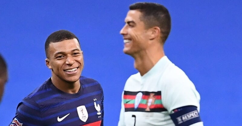 Cristiano Ronaldo e Kylian Mbappé no intervalo do França-Portugal: Liga das Nações