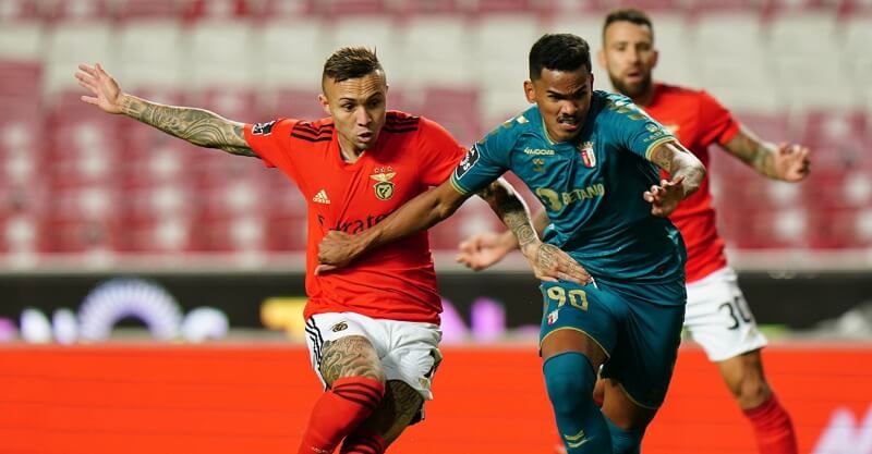 Everton e Galeno na disputa de bola no Benfica-SC Braga