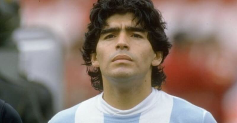 Diego Maradona escuta hino da seleção argentina
