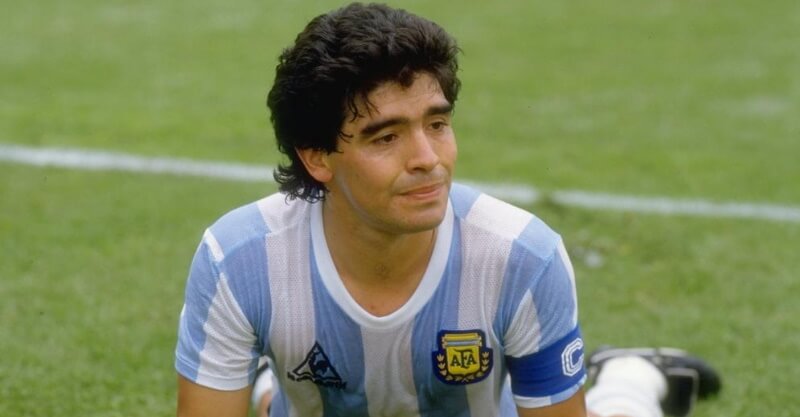 Diego Maradona a defender as cores da seleção da Argentina