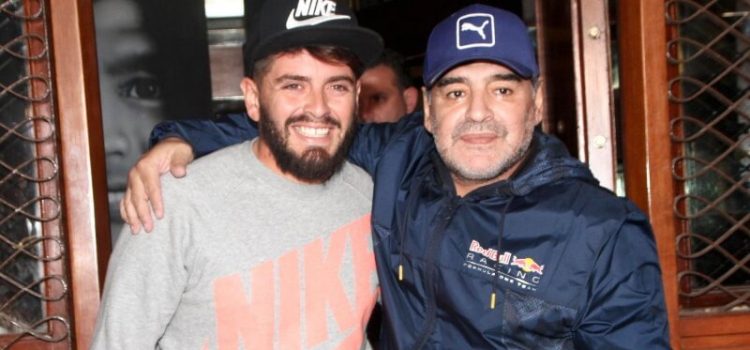 Diego Maradona ao lado do seu filho