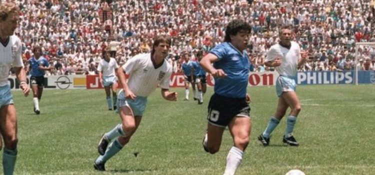 Diego Maradona marca o golo do século no Mundial de 86