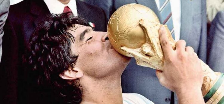 Diego Maradona a beijar a Taça do Mundial de 1986