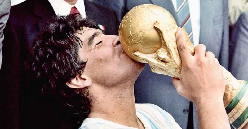 Diego Maradona a beijar a Taça do Mundial de 1986