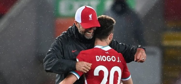 Jurgen Klopp abraça Diogo Jota após jogo do Liverpool