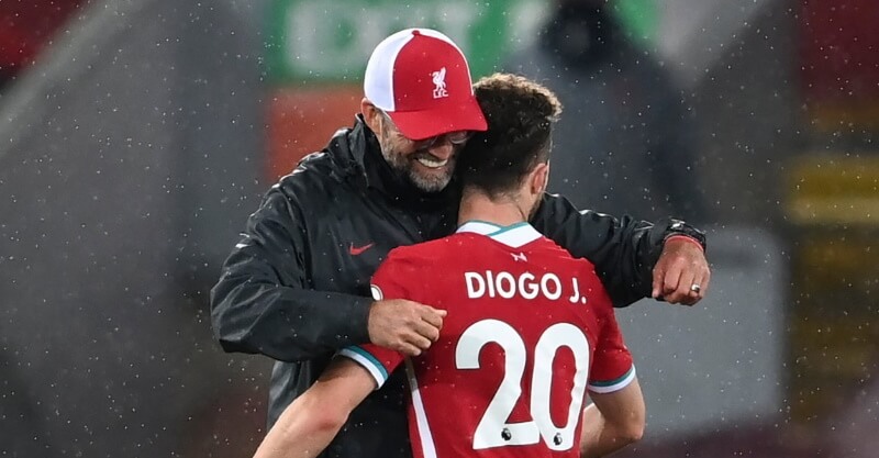 Jurgen Klopp abraça Diogo Jota após jogo do Liverpool