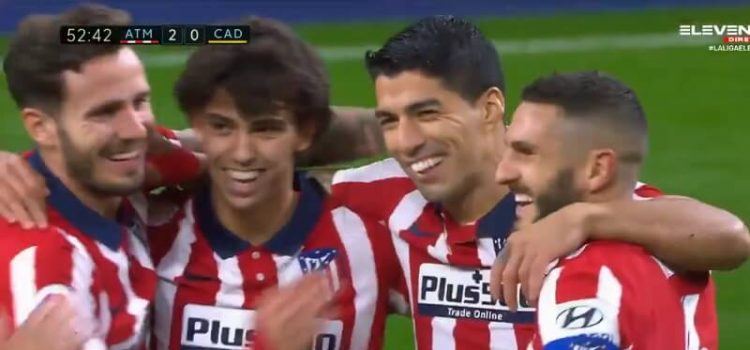 João Félix celebra com os companheiros o golo de Luis Suárez no Atlético de Madrid-Cádiz
