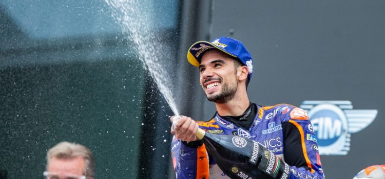 Migue Oliveira nos festejos da vitória no Moto GP Portugal