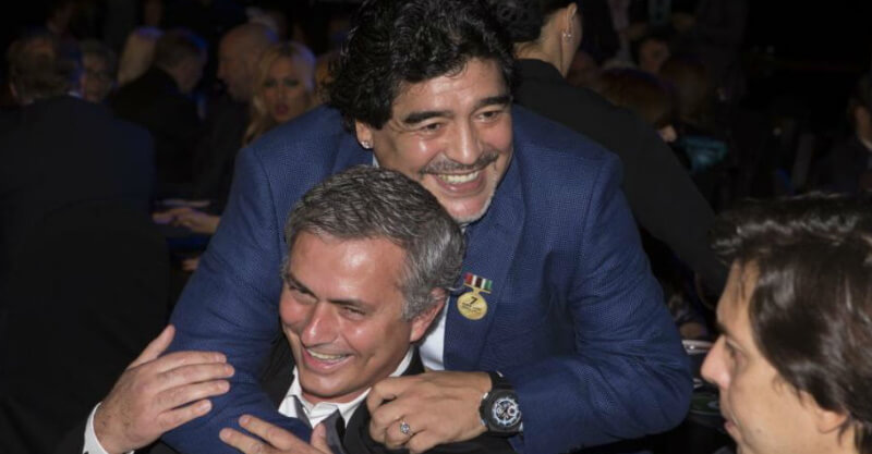 José Mourinho divertido ao lado de Diego Maradona