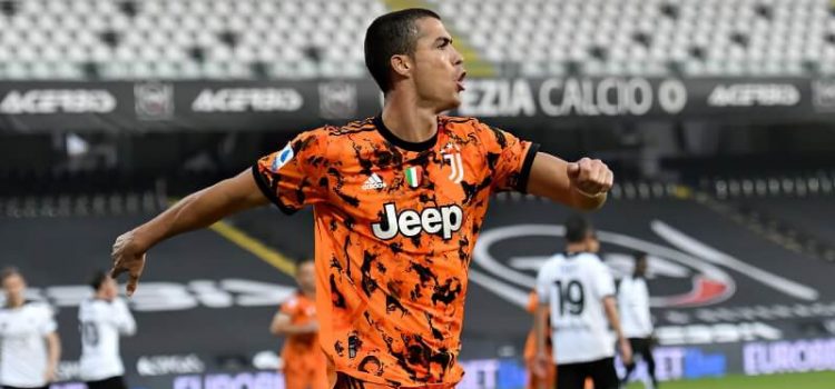 Cristiano Ronaldo celebra golo na vitória da Juventus sobre a Spezia
