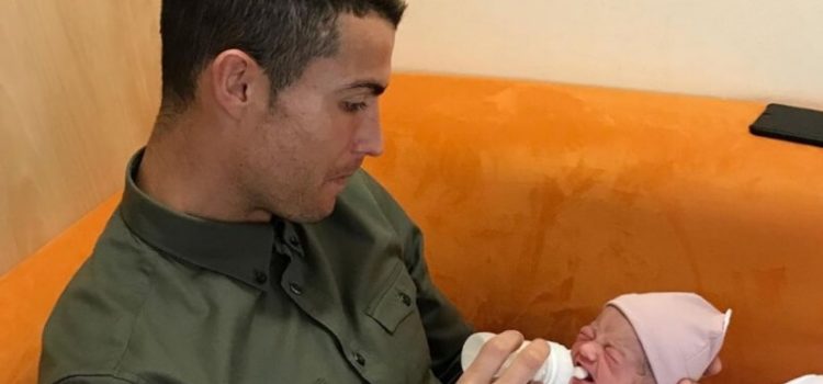 Cristiano Ronaldo alimenta Alana Martina nos primeiros meses de vida