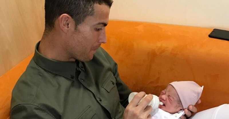 Cristiano Ronaldo alimenta Alana Martina nos primeiros meses de vida