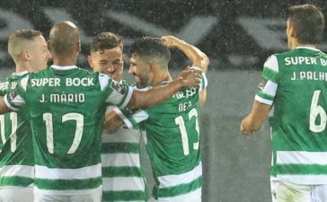 Jogadores do Sporting celebram golo de Pedro Gonçalves na goleada ao V. Guimarães