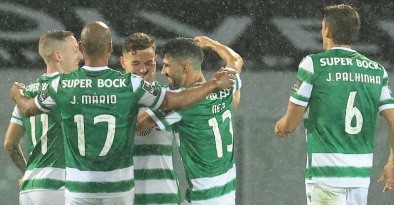 Jogadores do Sporting celebram golo de Pedro Gonçalves na goleada ao V. Guimarães