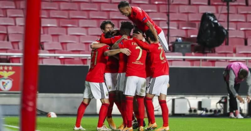 Jogadores do Benfica celebram goleada ao Lech Poznan na Liga Europa