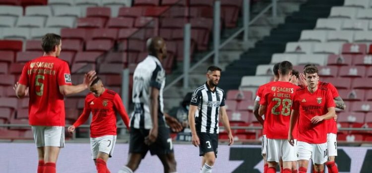 Benfica vence Portimonense por 2-1