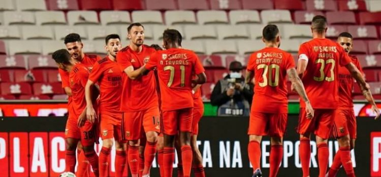 Jogadores do Benfica festejam golo na vitória sobre o Vilafranquense, na Taça de Portugal