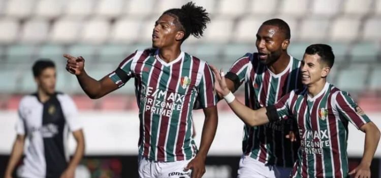 Jogadores do Estrela da Amadora celebram golo ao Farense na Taça de Portugal