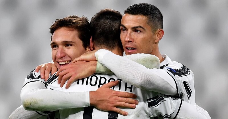 Ronaldo celebra com os colegas da Juventus um golo