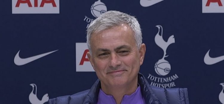 José Mourinho aa sorrir em conferência de imprensa