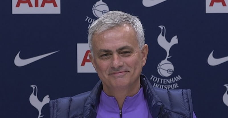 José Mourinho aa sorrir em conferência de imprensa