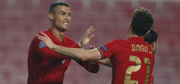 Cristiano Ronaldo celebra com Diogo Jota o golo por Portugal à Andorra