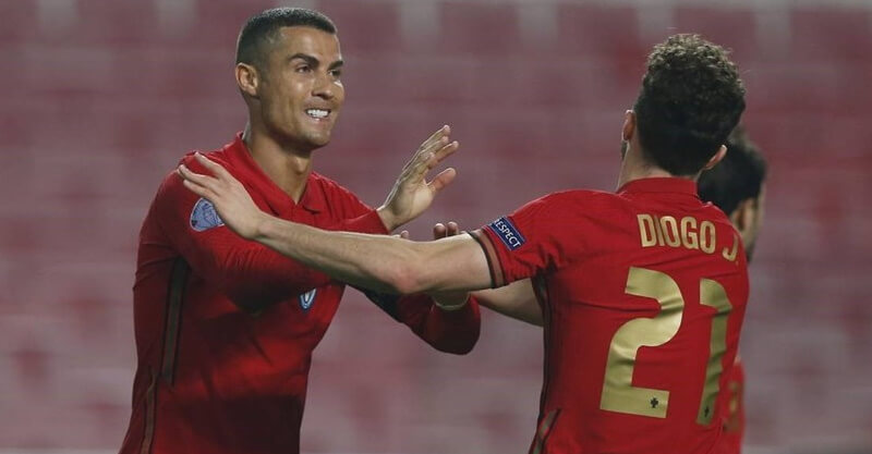 Cristiano Ronaldo celebra com Diogo Jota o golo por Portugal à Andorra