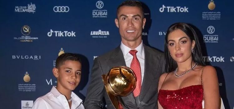 ´Cristianinho, Cristiano Ronaldo e Georgina Rodríguez na gala dos Globe Soccer Awards