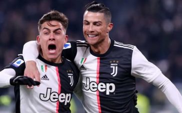 Cristiano Ronaldo e Paulo Dybala a celebrar um golo pela Juventus