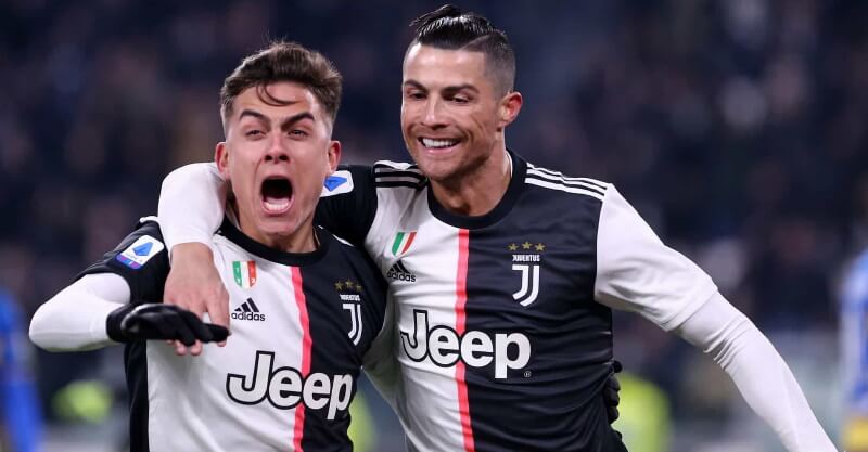 Cristiano Ronaldo e Paulo Dybala a celebrar um golo pela Juventus