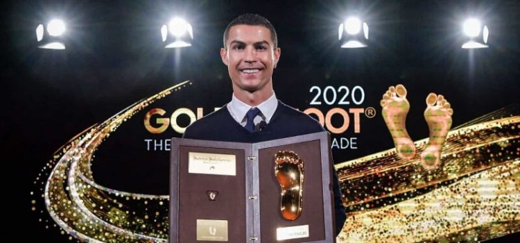 Cristiano Ronaldo exibe prémio Golden Foot