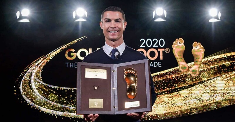 Cristiano Ronaldo exibe prémio Golden Foot